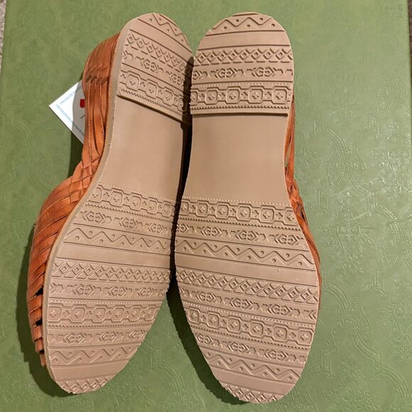 Sbicca Jared Tan Leather Huarache Close Toed Flats NWT Size 6 - Picture 2 of 2